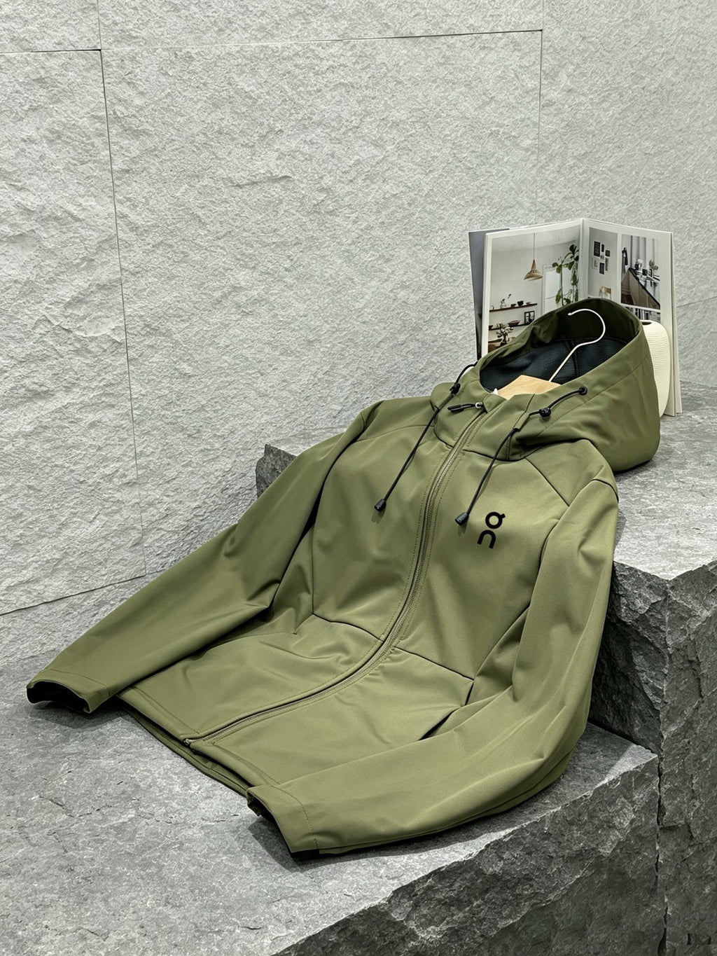 On Running Premium Hooded Softshell Jacket